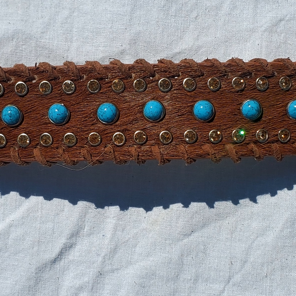Brown hair on‎ hide belt - Picture 3 of 4